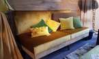 Neu gepolstertes Sofa in edlem Gold